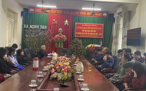 Hội Khuyến học xã Minh Tân trao quà cho học sinh, sinh viên có thành tích xuất sắc năm học 2022 - 2023
